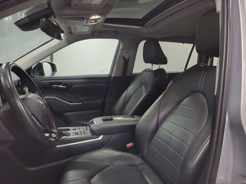 Used 2020 Toyota Highlander XLE AWD/4WD image 15