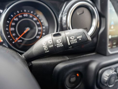 Used 2022 Jeep Wrangler Unlimited Sahara AWD/4WD image 27