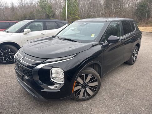 Used 2025 Mitsubishi Outlander SE image 1