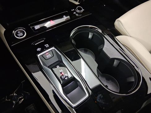 Used 2025 Audi Q6 e-tron Premium Plus image 25