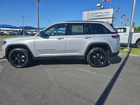 New 2025 Jeep Grand Cherokee Limited w/ Black Appearance Package image 20