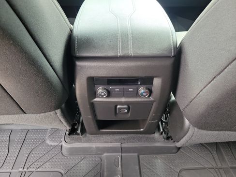 Used 2023 Chevrolet Traverse LT FWD image 11