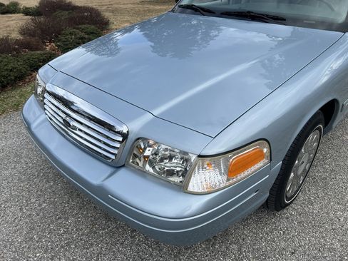 Used 2004 Ford Crown Victoria image 99