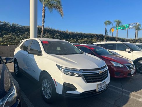 Used 2022 Chevrolet Equinox LS FWD image 2