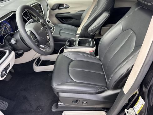 Used 2024 Chrysler Pacifica Touring-L FWD image 9