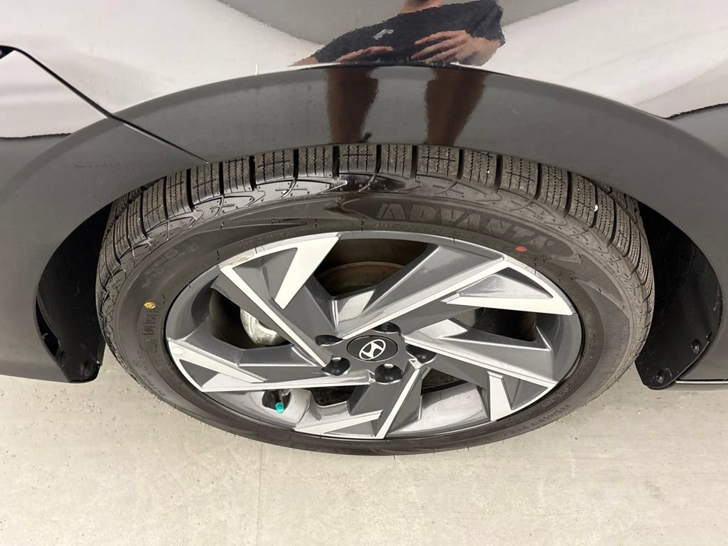 Used 2024 Hyundai Elantra Limited FWD image 11