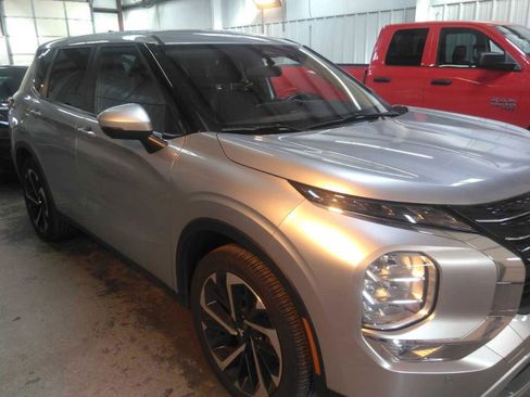 Used 2024 Mitsubishi Outlander SE image 1