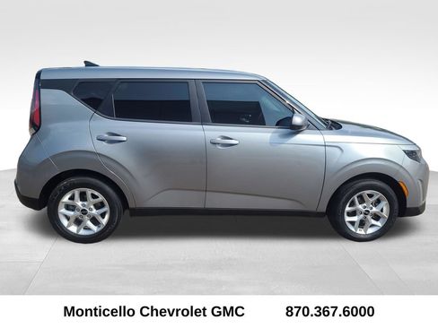 Used 2025 Kia Soul LX w/ LX Technology Package FWD image 8
