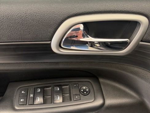 Used 2019 Jeep Grand Cherokee Laredo image 18