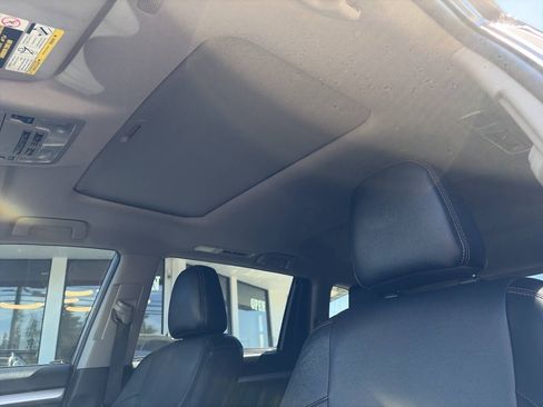 Used 2019 Toyota Highlander XLE AWD/4WD image 36