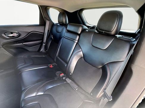 Used 2019 Jeep Cherokee Trailhawk image 28