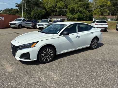 Used 2025 Nissan Altima 2.5 SV AWD/4WD image 2