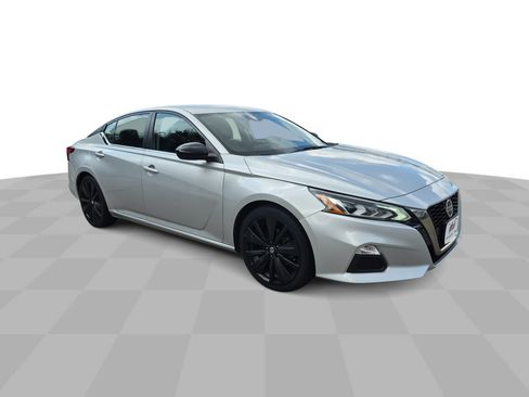 Used 2020 Nissan Altima 2.5 SR FWD image 2