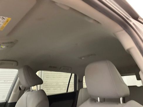 Used 2022 Toyota Highlander LE AWD/4WD image 17