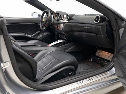 Used 2016 Ferrari California T RWD image 33
