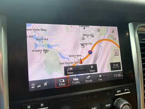 Used 2018 Porsche Macan AWD/4WD image 32