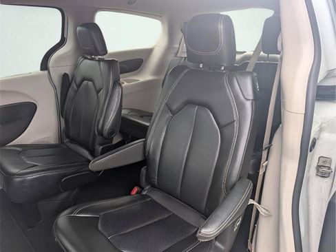 Used 2023 Chrysler Pacifica Touring-L FWD image 9