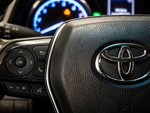 Used 2020 Toyota Camry LE image 16