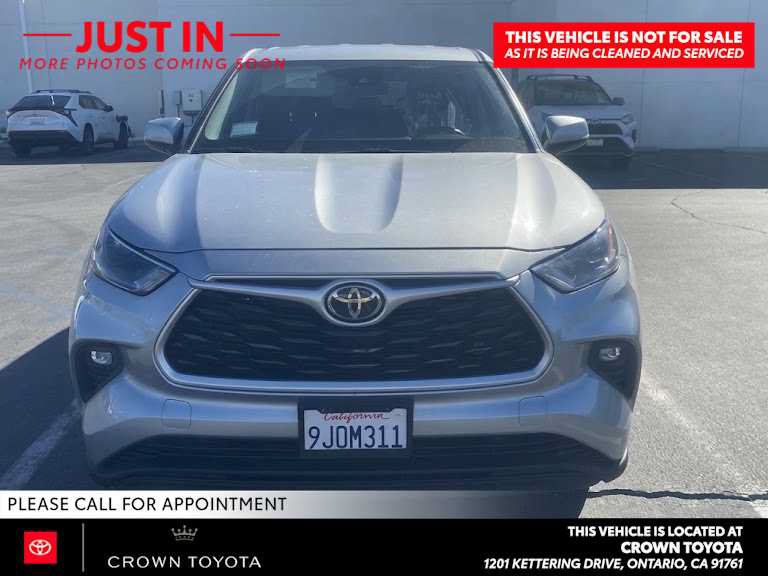 Used 2022 Toyota Highlander LE AWD/4WD image 3
