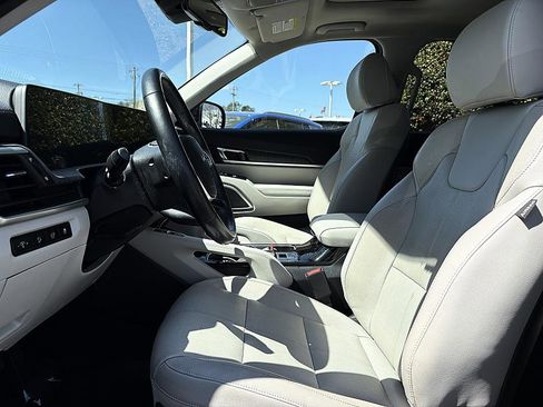Used 2023 Kia Telluride EX w/ EX Captain's Chair Package image 9