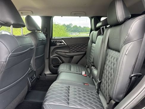 Used 2023 Mitsubishi Outlander SEL AWD/4WD image 9