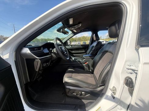 Used 2023 Jeep Grand Cherokee L Laredo AWD/4WD image 8