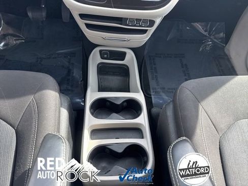 Used 2023 Chrysler Voyager LX image 11