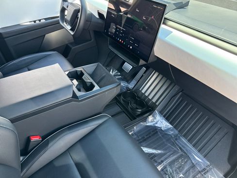 Used 2024 Tesla Cybertruck AWD Crew Cab image 17