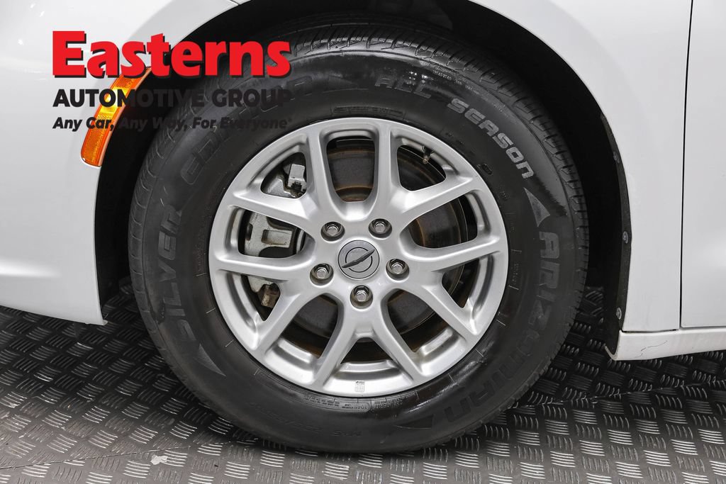 Used 2023 Chrysler Pacifica Touring-L FWD image 34