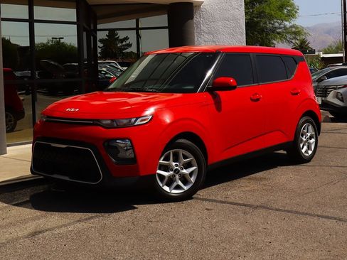 Used 2022 Kia Soul LX w/ Technology Package FWD image 2