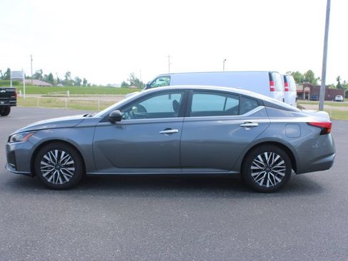 Used 2024 Nissan Altima 2.5 SV FWD image 6