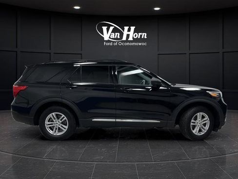 Used 2022 Ford Explorer XLT image 2