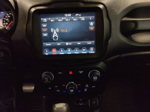 Used 2019 Jeep Renegade Altitude w/ UConnect 8.4 Nav Group image 25