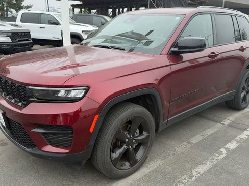 Used 2023 Jeep Grand Cherokee Altitude AWD/4WD image 3