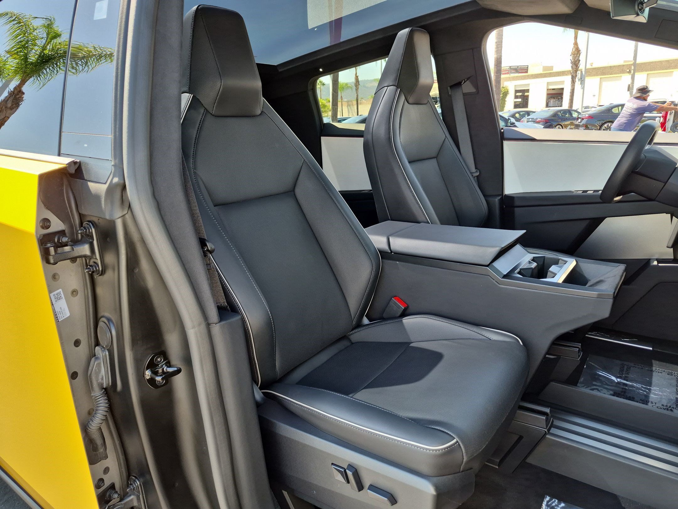 Used 2024 Tesla Cybertruck AWD Crew Cab image 33