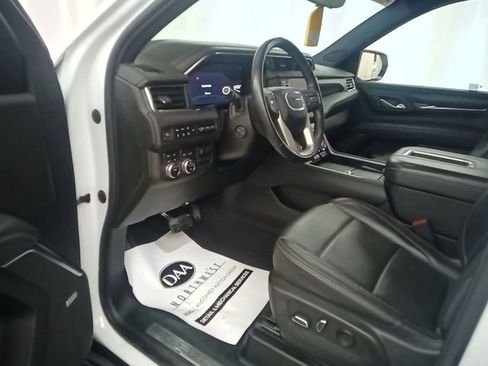 Used 2022 GMC Yukon XL Denali w/ Denali Premium Package AWD/4WD image 4