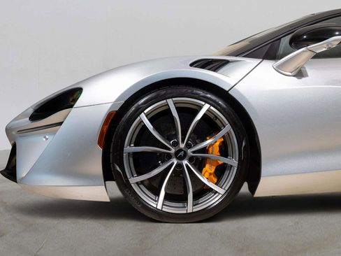 Used 2023 McLaren Artura image 27
