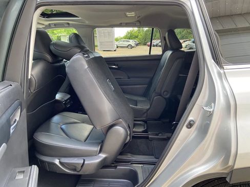 Used 2023 Toyota Highlander XLE AWD/4WD image 28