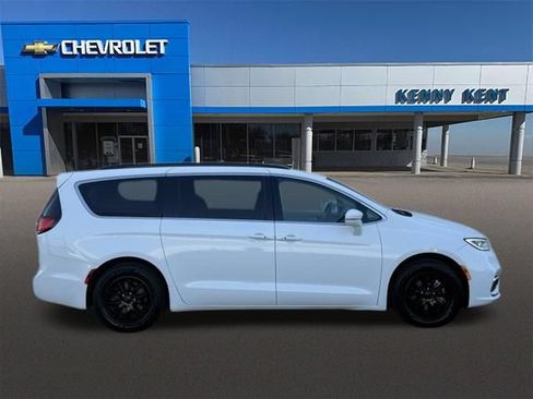 Used 2022 Chrysler Pacifica Touring-L FWD image 3