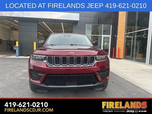 Used 2023 Jeep Grand Cherokee Laredo image 2