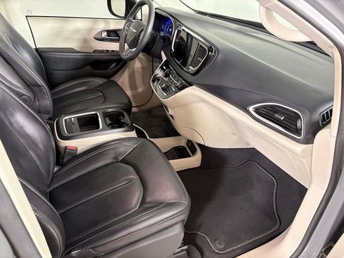 Used 2023 Chrysler Pacifica Touring-L FWD image 18