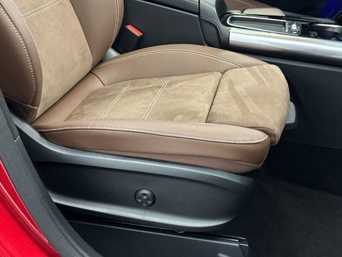 Used 2026 Mercedes-Benz GLA 250 4MATIC image 11