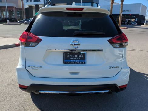 Used 2018 Nissan Rogue SV image 4