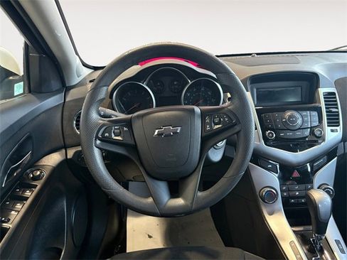 Used 2016 Chevrolet Cruze LT image 10