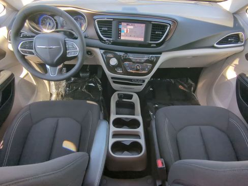 Used 2022 Chrysler Voyager LX FWD image 15