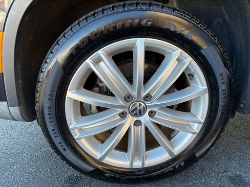 Used 2015 Volkswagen Tiguan SE image 24