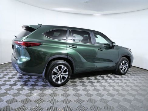 Used 2023 Toyota Highlander XLE AWD/4WD image 9