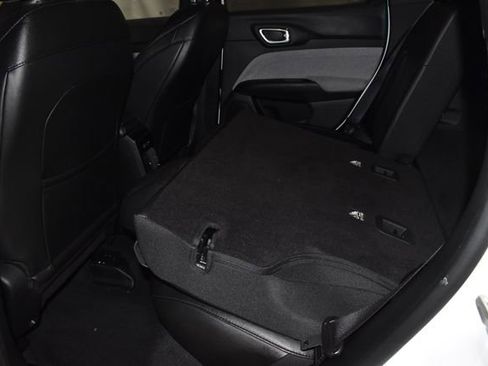 Used 2024 Jeep Compass Latitude image 30