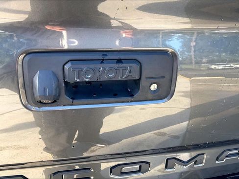 Used 2017 Toyota Tacoma TRD Off-Road image 30