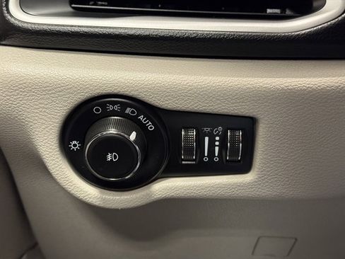 Used 2022 Chrysler Pacifica Touring-L w/ Uconnect Theater Family Group image 36